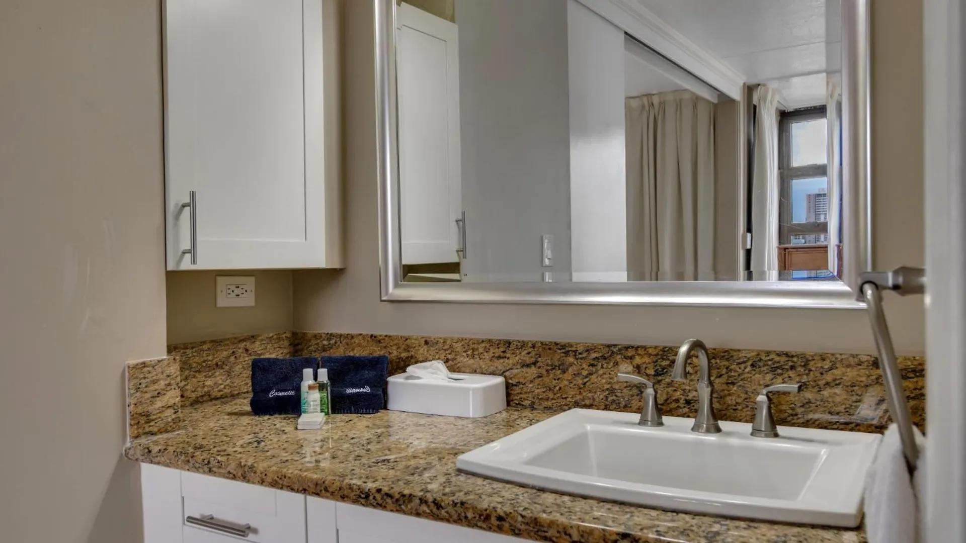 Oceanview Upper Floor Waikiki Condo With King Bed & Free Parking هونولولو