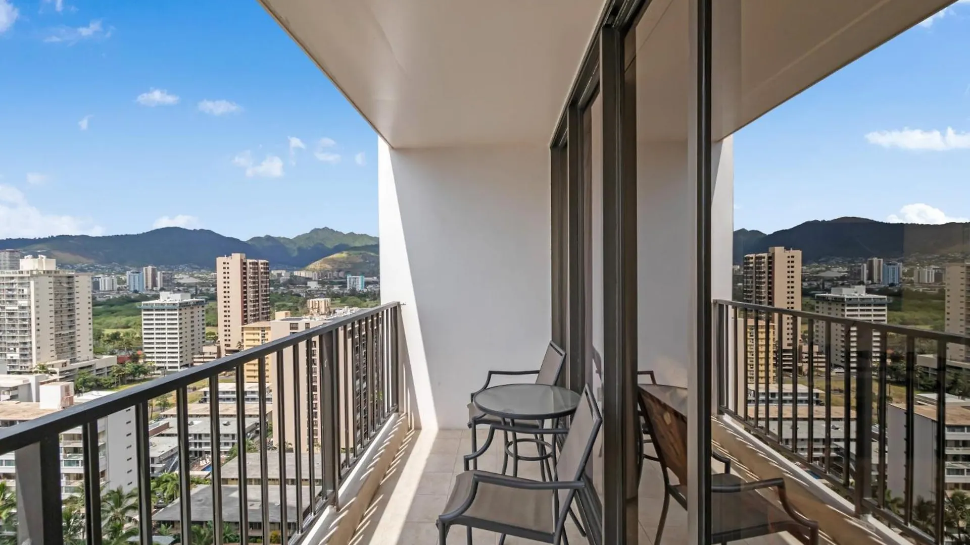 Oceanview Upper Floor Waikiki Condo With King Bed & Free Parking هونولولو