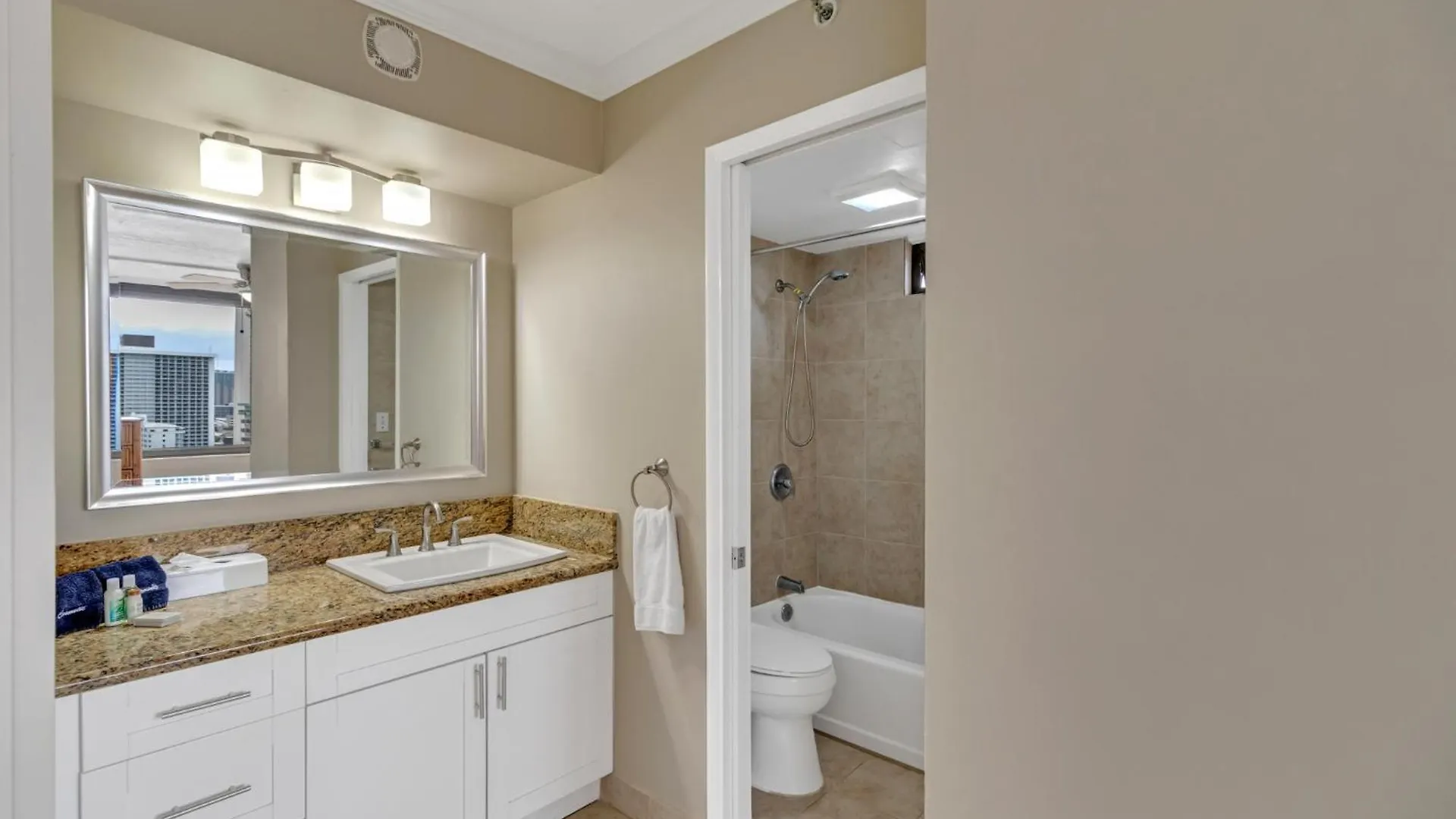 Oceanview Upper Floor Waikiki Condo With King Bed & Free Parking هونولولو الولايات المتحدة الأمريكية