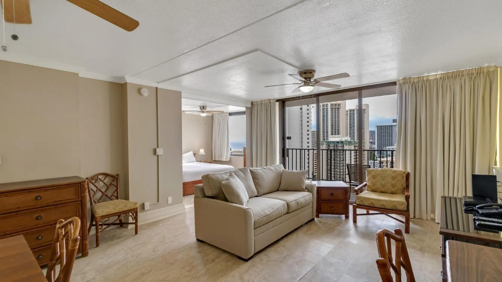 Oceanview Upper Floor Waikiki Condo With King Bed & Free Parking هونولولو