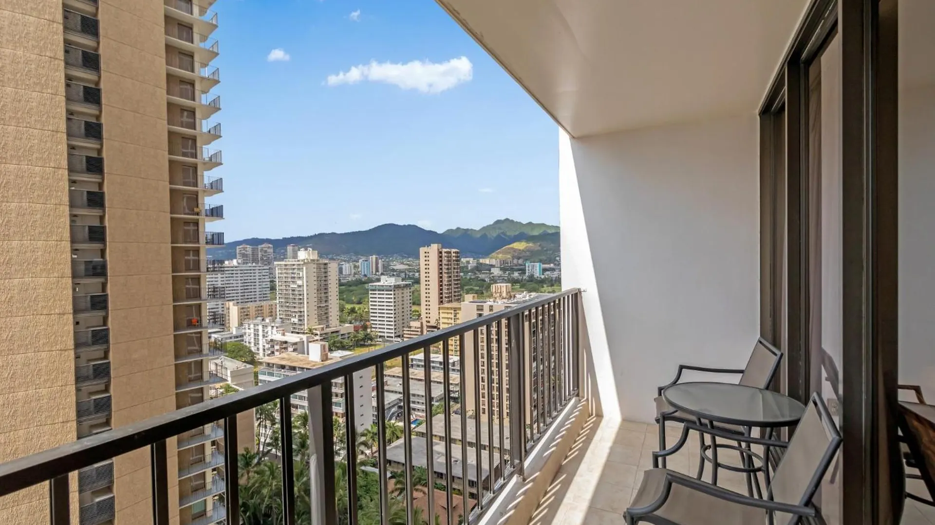 Oceanview Upper Floor Waikiki Condo With King Bed & Free Parking هونولولو شقة