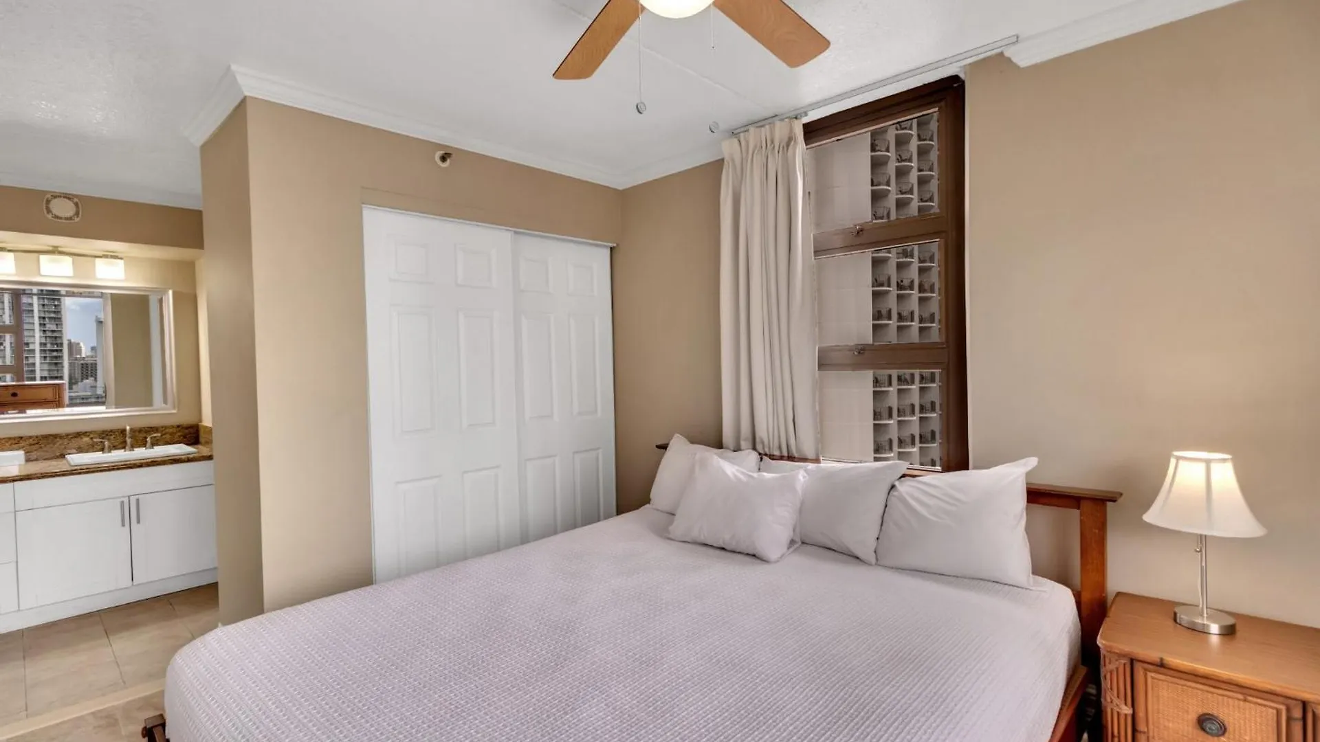 Oceanview Upper Floor Waikiki Condo With King Bed & Free Parking Honolulu Apartment