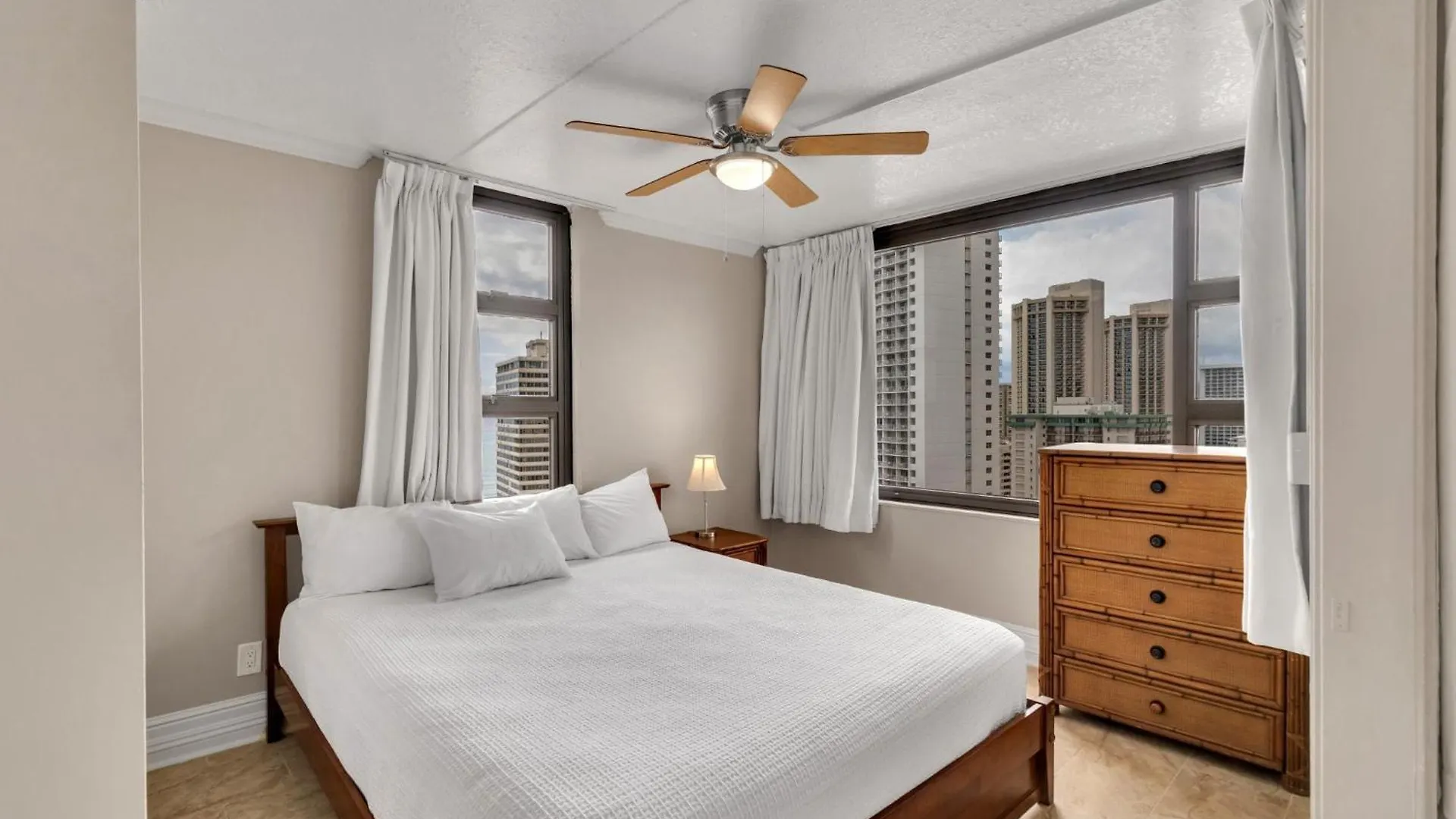 Oceanview Upper Floor Waikiki Condo With King Bed & Free Parking Honolulu