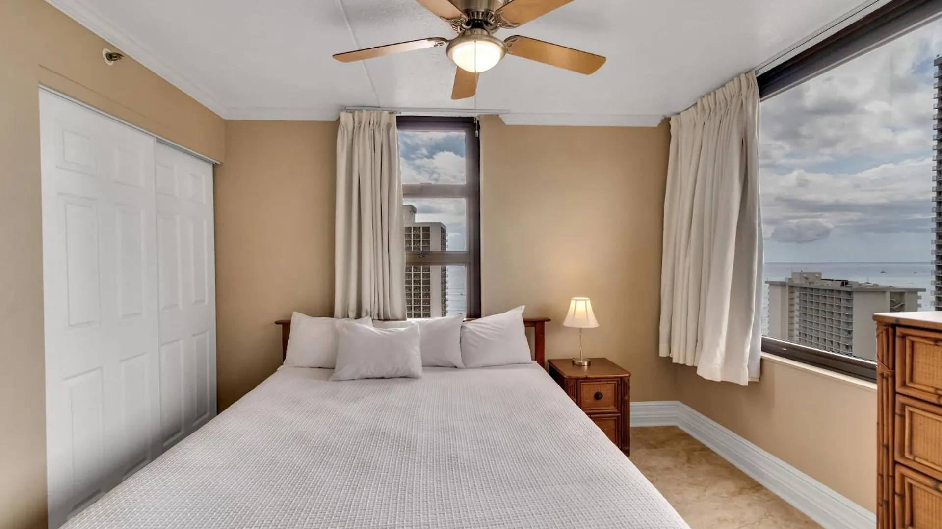 Apartment Oceanview Upper Floor Waikiki Condo With King Bed & Free Parking Honolulu