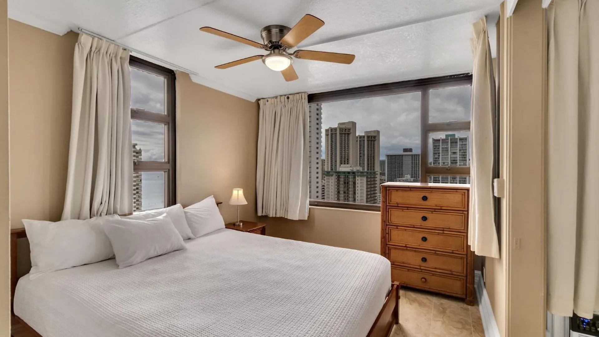 Oceanview Upper Floor Waikiki Condo With King Bed & Free Parking Honolulu 0*,
